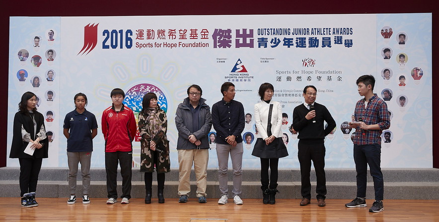 在分享环节中，滑浪风帆运动员麦卓颖（左二）及乒乓球运动员麦子咏（左三）在台上感谢家人（左四、五）、教练和学校的支持。其中退役运动员、助理滑浪风帆教练郑国辉（右四）及香港乒乓总会执行委员陈丹蕾女士（右三）以过来人身份，与林大辉中学校长黄广威先生（右二）一同勉励年青运动员全力发挥运动潜能，向梦想进发。